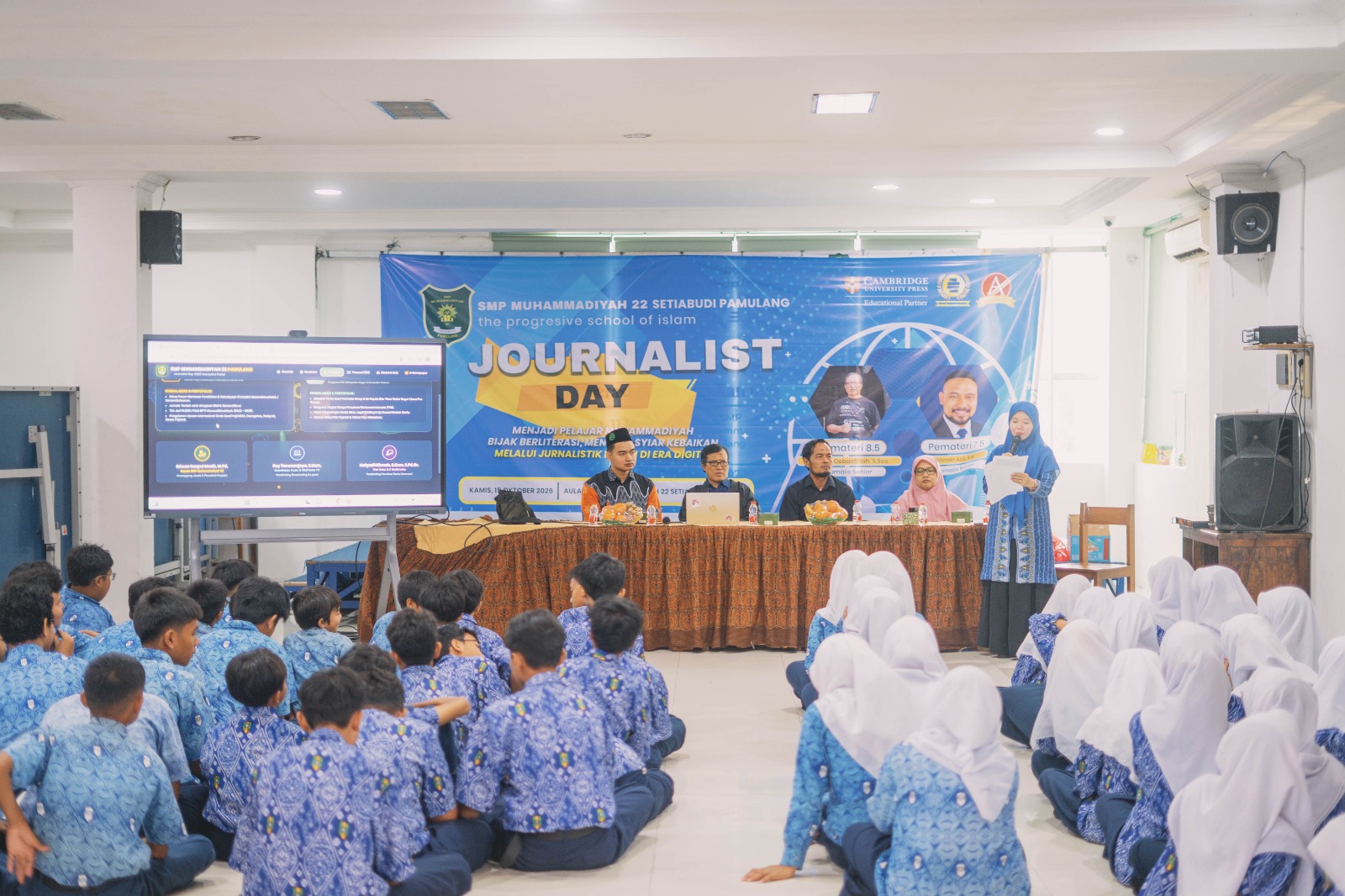 Kepala SMP Muhammadiyah 22 Setiabudi Pamulang, Ikhsan Saaepul Munir, M.Pd., tengah membuka acara Journalist Day 2026